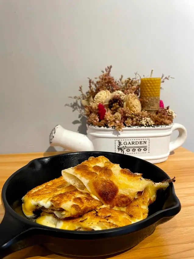 台北新莊巷內│A&J Brunch燕覺早午餐：新莊超厲害的牛肉漢堡餡料酥脆蛋餅│三種起司蛋餅、漢堡餡料美式燒烤培根牛蛋餅│飲料喝到飽【附菜單】