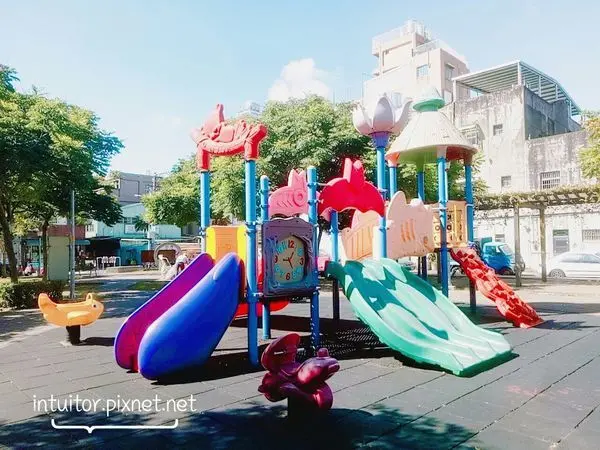 [桃園]永康公園戲水不怕晒，蜜蜂造型特色遊戲場/鄰近桃園火車站/桃園玩水公園