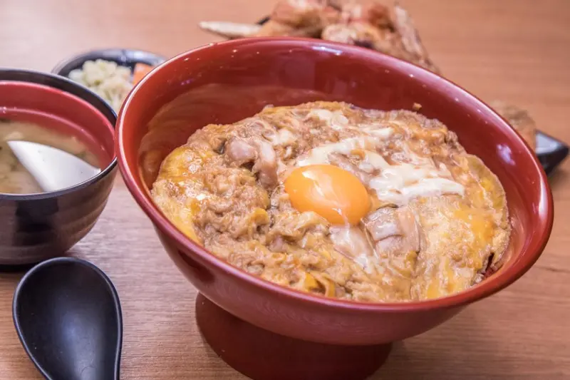 [新北林口]林口三井OUTLET美食推薦，日本最高金賞親子丼，來自名古屋的超人氣親子丼！鳥開親子丼 - 大手牽小手。玩樂趣