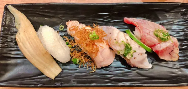 桃園美食/華泰名品 合點壽司 現殺鮭魚秀