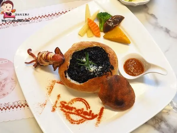 青埔國小這裡有好吃的手工麵包做成的咖哩麵包雞，相當美味又平價，抹茶生乳捲切片只賣你50元啊