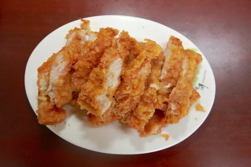 吃。高雄|岡山區。 位在岡山郊區，很道地泰式料理，整體口感中規中矩而已「麗達泰式料理」。