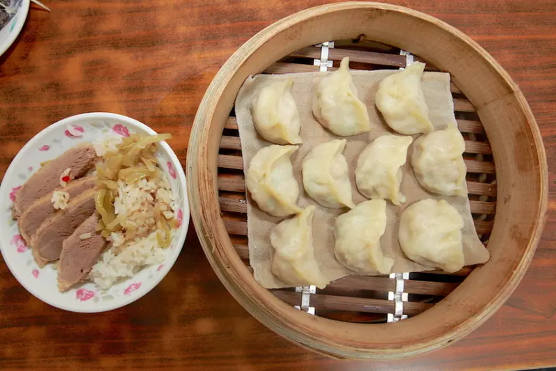 吃。高雄|苓雅區| 武廟路美食。整體口感有水準定價合理，比較推薦店家の蒸餃「陳記手工蒸餃」。