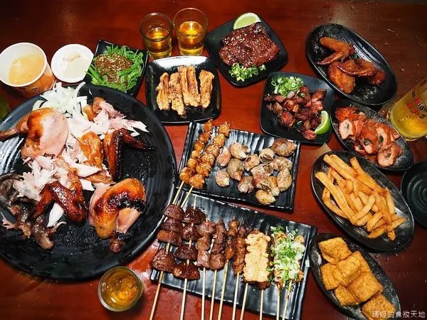 萬隆站美食推薦 雞老闆桶仔雞(萬隆店) 壽星消費滿1800免費送桶仔雞 學生憑學生證內用吃桶仔雞打6折 生啤酒買一送一 用餐不限時 聚會首選