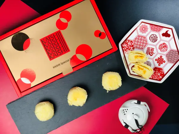 【板橋伴手禮】開璽喜餅￭月來月亮酥-曙光禮盒 x 清新爽口吃不膩的『綠豆沙月餅』，外層酥香，內餡綿密、奶香蛋香，相融四溢、這個中秋，決定是你！║ 板橋月餅推薦、中秋月餅推薦、月餅禮盒推薦