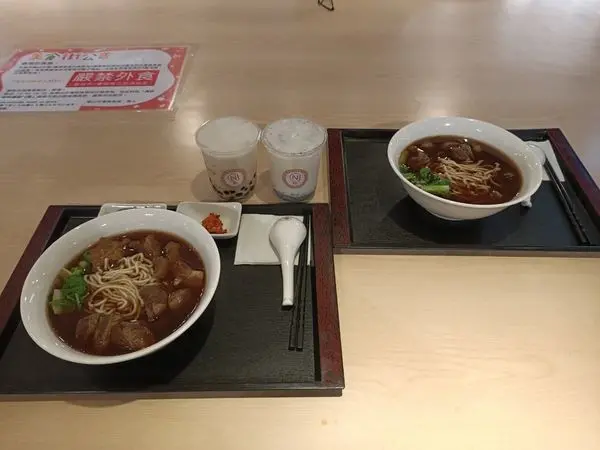 "中正區捷運善導寺站美食推薦"華山市場恩記牛肉麵！6肉2筋  堅持大骨熬煮主廚的牛肉麵