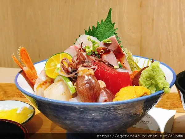 [台北美食] 推薦貴婦百貨「小鼎膾」無敵海鮮丼飯，只要369元啊！#Bellavita ＃信義區 #市政府站