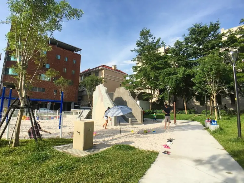 【旅遊】太平東村公園|小而美的午後放電好去處~沙坑與平衡木就讓孩子玩得不亦樂乎囉!