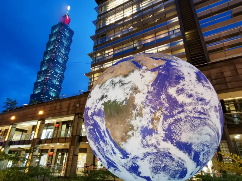 蓋亞地球現身信義新光三越香堤大道－感受太空人視角！