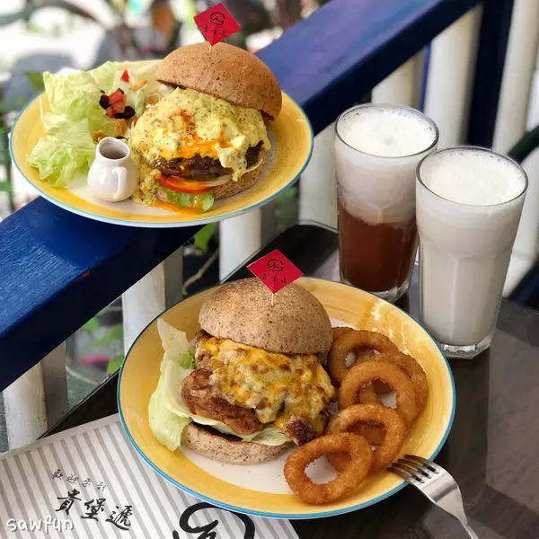 【新北美食】貴堡遞 新莊站大份量早午餐 地中海風格手作美味 尖叫嫩雞堡超多汁 上面還有起司棉被