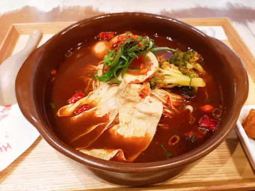 【台北-松山區】復古文青風麵店｜鬧聚 HUBBUB