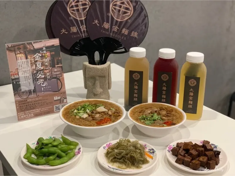 | 高雄美食 | 三輪車起家的銅板美食/大腸麵線搭上自製辣醬超對味/純白好拍有冷氣吹/大腸金麵線