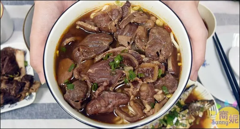 麵家二眷。滿滿肉看不到底下的麵!台中超爆量百元牛肉麵外帶冷凍保鮮加熱一樣好吃-商妮吃喝遊樂