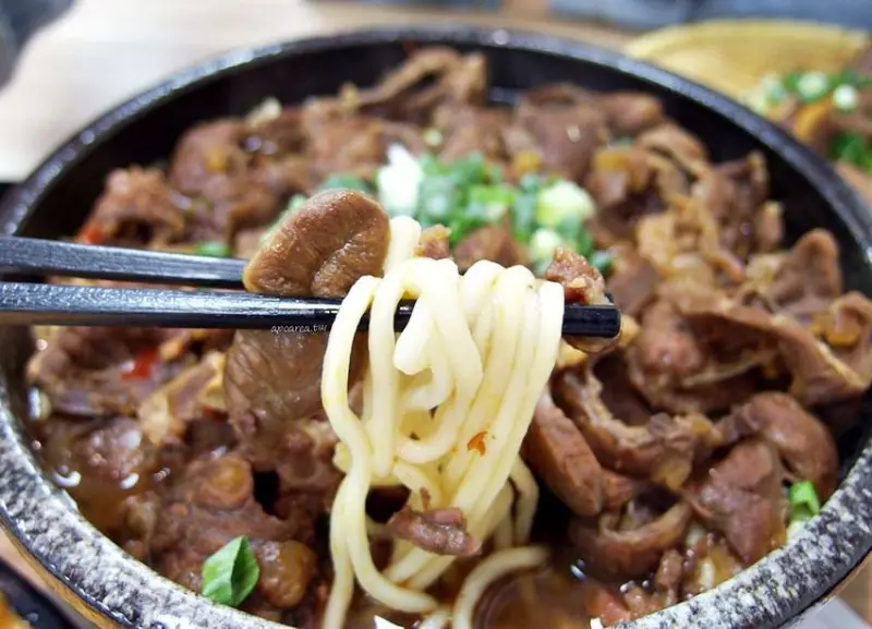 高雄來的人氣牛肉麵 冰花圓盤煎餃 每日限量滿滿都是肉 內用豆花免費吃到飽 食尚玩家也推薦