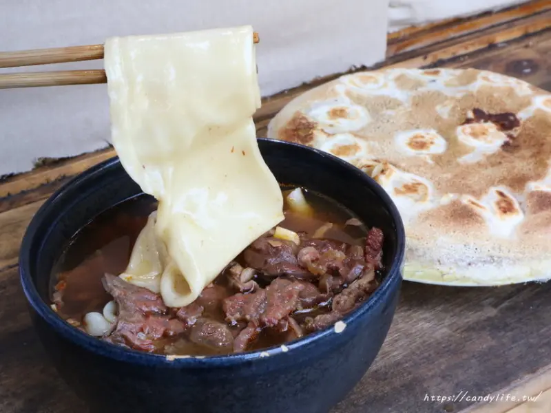 高雄麵家二眷來台中開分店！在台中也吃的到超人氣寬版皮帶麵，內用還有免費豆花吃到飽～