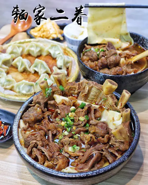 【台中x食記】麵家二眷台中店。鄰近科博館/SOGO/金典商圈。巨寬皮帶麵。巨量牛花腱。豆花免費吃到飽。
