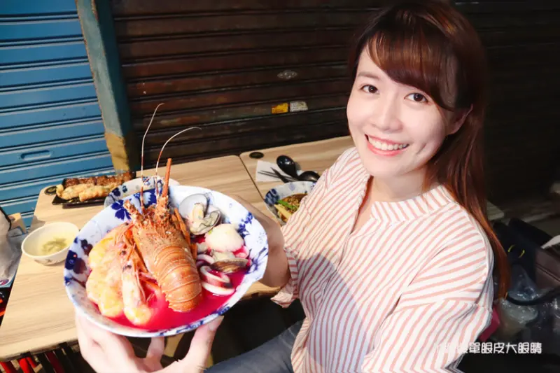 粉紅色浮誇龍蝦海鮮泡飯在新竹東門市場！新竹美食推薦喜然海鮮泡飯、日式咖哩 - ㄚ綾綾單眼皮大眼睛
