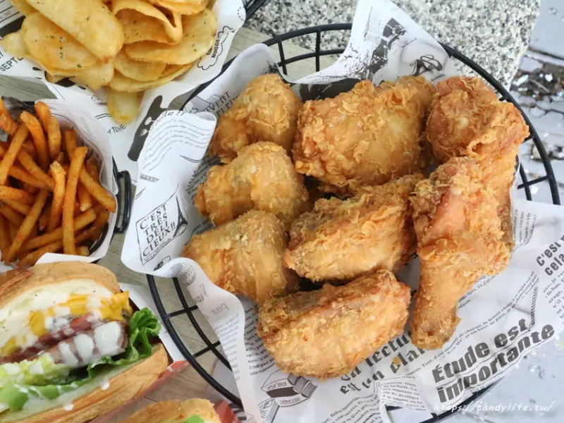 號稱全台最美炸雞店在台中！曲肯叔叔勤美旗艦店新開幕，全新網美風裝潢，結合炸雞與手搖飲料，店內還有兒童遊戲室！