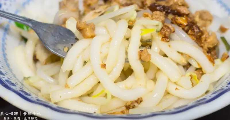 高雄鳳山︱老店米苔目鹹粿專賣店　滑溜Ｑ彈的米苔目、外酥內軟香的芋粿，飄香一甲子的懷舊老味道！