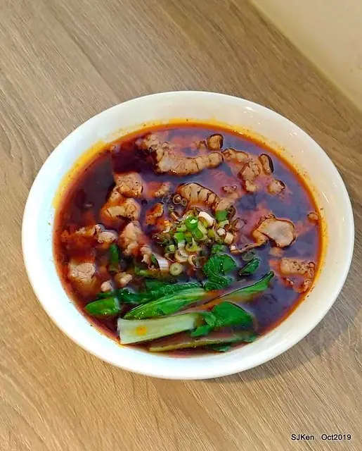 (永春麻辣/永春牛肉麵)「南龍麵屋松德店」--- 台皮川骨道地重慶麻辣麵飯美食，多款精緻小菜味蕾全滿足!