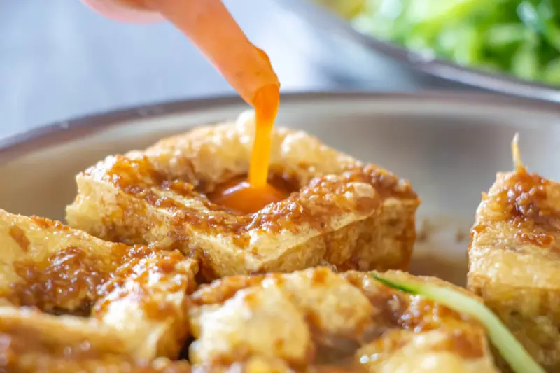 台中南屯，成功臭豆腐~不分平假日，人潮滿滿，近成功嶺、彩虹眷村與烏日。 - 微笑Joe幸運