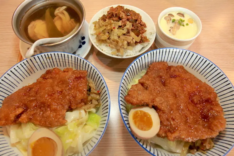 吃。高雄|左營區|簡約日式用餐氛圍，整體餐點美味定價合理範圍「豚男魯排職人」。
