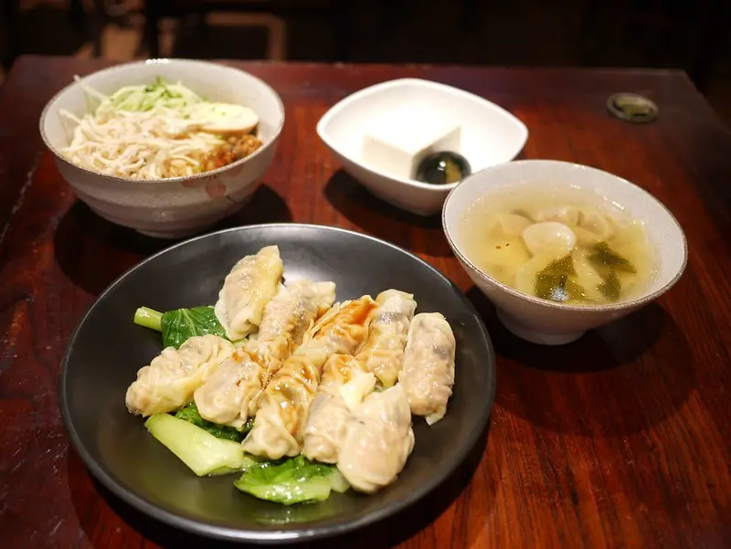 【新竹美食】麵朝麵食專賣店(竹北店)，夏日炎炎，來碗港式麵食好開胃。鮮蝦雲吞麵、椒麻雞絲拌麵、老北京榨醬麵、水餃燙青菜、餛飩湯。(竹北餐廳．竹北午晚餐推薦．竹北麵食館．竹北小吃店)