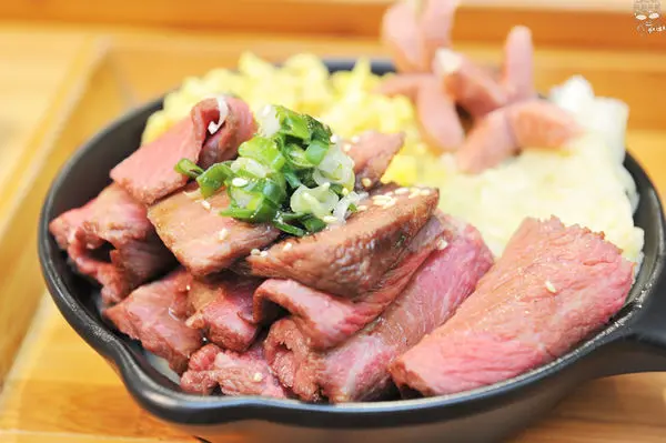 [台中好吃]吃飯使人膨脹，安羽軒食堂，平價丼飯讓你吃飽飽，讓你滿足對肉的渴望 ^^