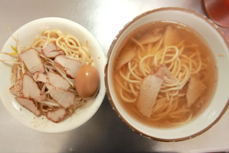 吃。高雄|岡山區。 飄香近ㄧ甲子，電視美食節目競相採訪，古早味豬油拌麵，麵條偏烏龍麵の口感「阿三麵」。