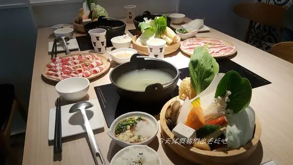 牛鍋私藏鍋物。純白的建築外觀。這裡也是網美火鍋店