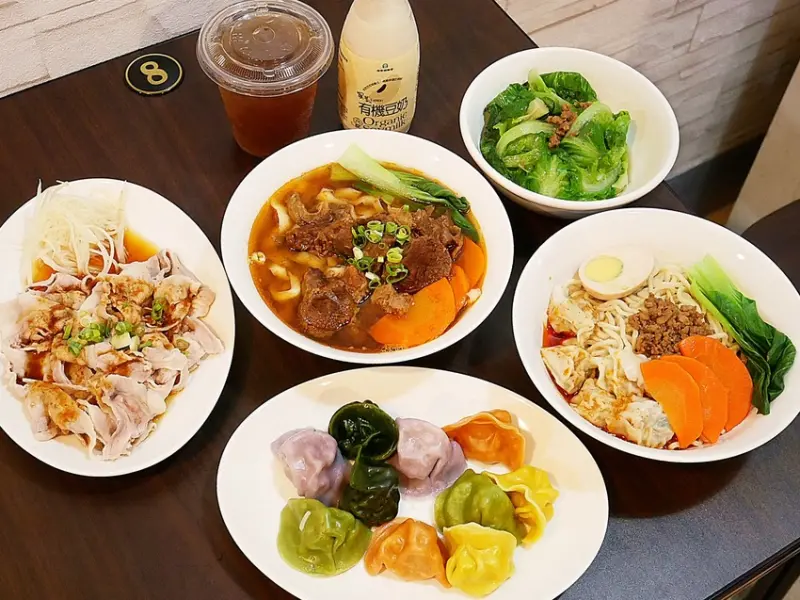 小美好牛肉麵 - 台北東門牛肉麵，用蔬果熬製的紅燒牛肉湯，喝起來甜度剛好不膩口，牛肉大塊又多cp值超高，蒜泥白肉超好吃必點