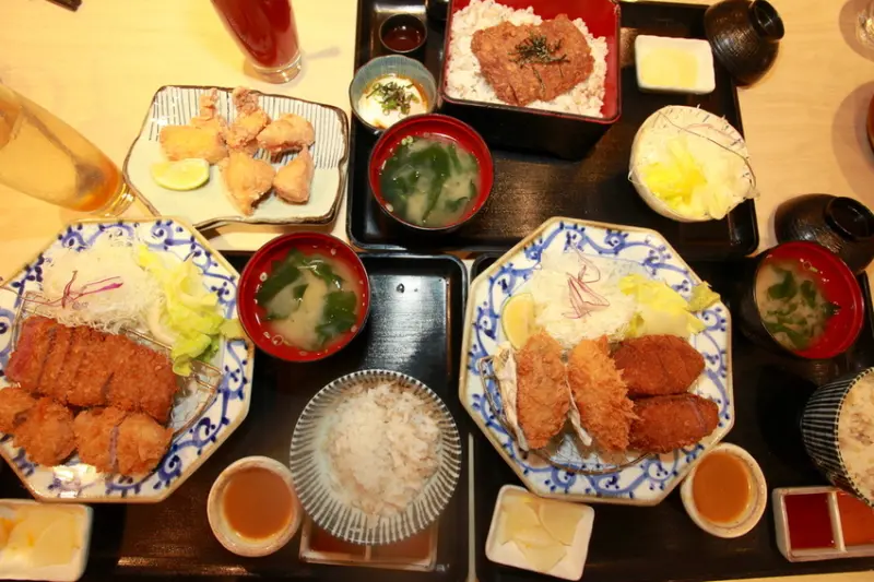 吃。高雄|左營區|漢神巨蛋美食，專賣炸物日式餐點，日式各種炸牛排，廣島炸牡蠣、日式炸豬排、日式炸雞塊「京都勝牛-漢神巨蛋店」。