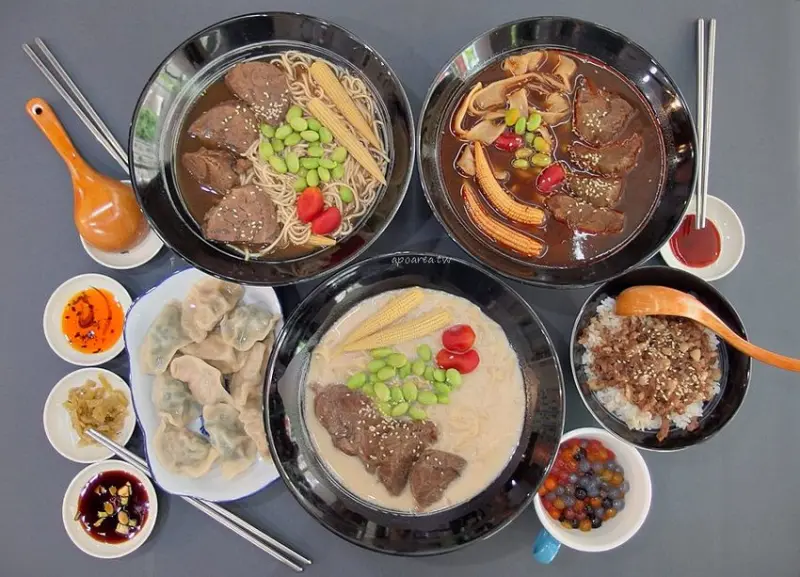 一定鮮牛肉麵｜彩色珍珠牛肉麵你吃過了沒？ 星巴克對面新開幕牛肉麵 內用免費加湯喝到飽 