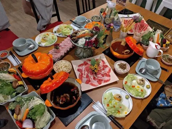 【新北｜林口美食】喜園涮涮鍋｜頂級和牛伊比利豬，前菜魚子醬，甜點馬卡龍，全台最美火鍋店