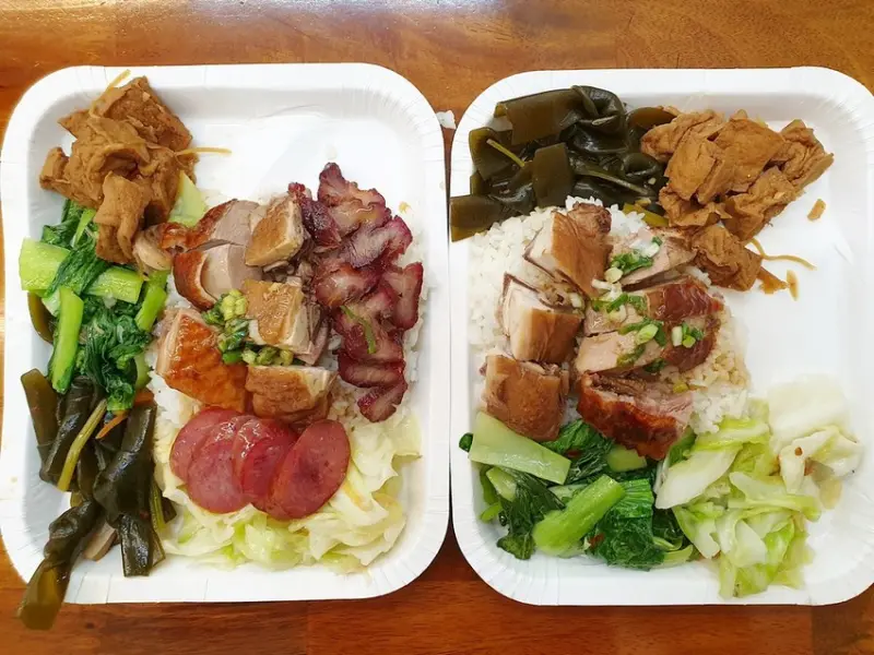 台中便當店新開幕，買三個便當再送玫瑰雞腿，剩下最後兩天！附湯蛤蜊爆炸多～