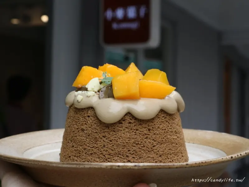 療癒系小戚風蛋糕“小麥菓子”二店就在審計新村旁，以外帶為主，也有提供些許座位區