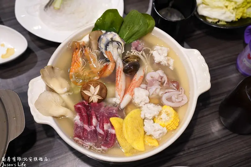 【台南北區│美食】廚房有雞花雕雞(北安旗艦店)。台南特色火鍋料理推薦，老母雞及中藥熬煮4小時老火湯鍋物，也推薦花雕雞火鍋一鍋三吃，冬天最適合