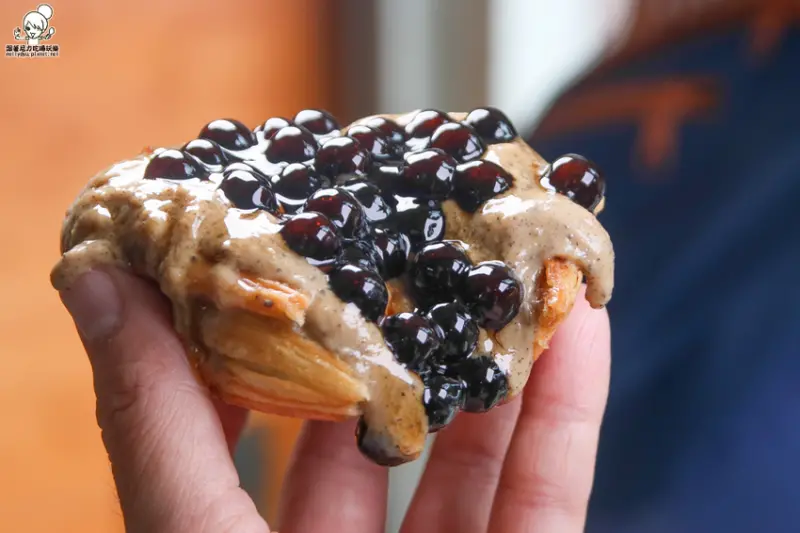 豐富層次口感的甜甜圈，最狂爆餡料療癒甜甜圈，一吃就愛上 X 必吃黃金熔岩甜甜圈、珍珠厚奶茶甜甜圈 - 跟著尼力吃喝玩樂＆親子生活