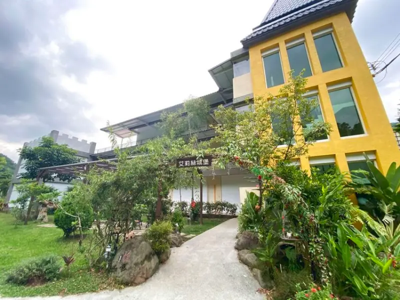 【苗栗南庄-麥克尼景觀莊園】帶毛小孩來民宿玩水、草地跑跑渡假吧！