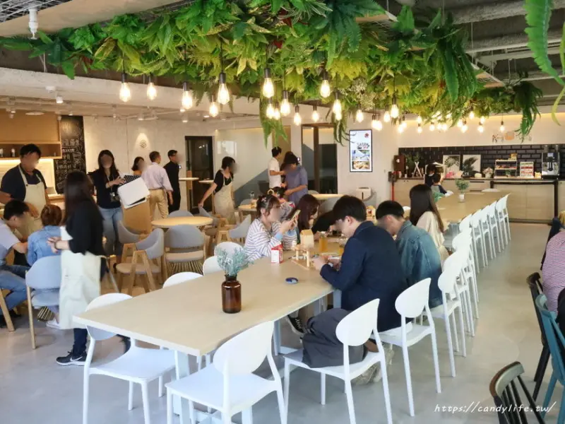 開放80米高空享用知名甜點｢蒔初｣，另有免費吃到飽與無限暢飲的星客匯共享空間