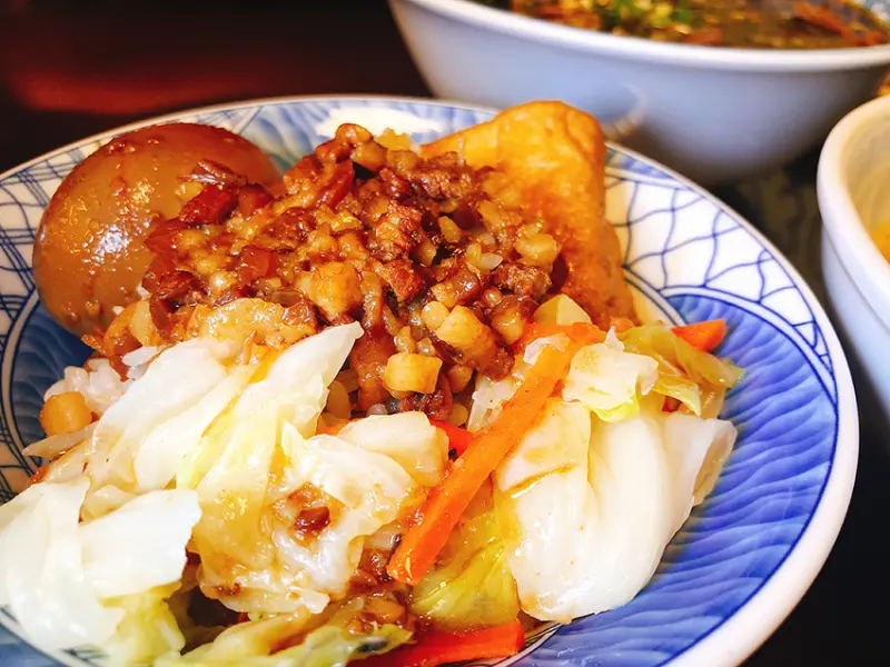 五掌櫃麵食館 桃園八德美食  平凡卻讓人念念不忘的好味道  滷肉飯 牛肉麵 鮮蝦炒手  滷味小菜