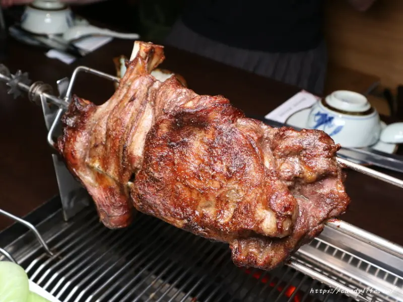 碳花台中│碳花炭烤羔羊腿在台中也吃的到！超大支炭烤羔羊腿霸氣登場，還有酸菜白肉鍋，湯頭鮮美讓人欲罷不能～