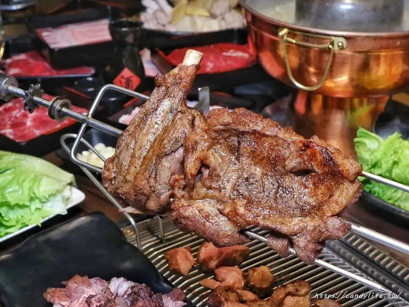 碳花台中│炭烤羔羊腿、酸菜白肉鍋吃到飽，一人只要499元！當月壽星四人同行，一人半價～