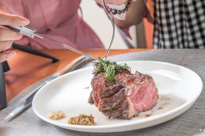 [台北中山]台北牛排推薦，柔嫩細緻超完美的厚切紐約客，爆汁加拿大波士頓龍蝦！綻1852牛排館 