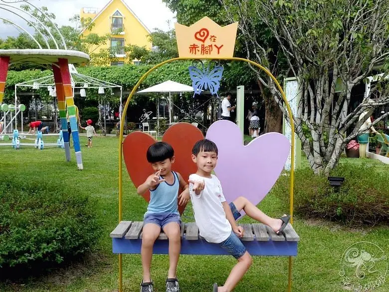 台中親子景點【赤腳ㄚ生態農莊】有大草皮、沙坑、戲水區、可愛動物區、樹屋溜滑梯、球池、烤肉區！全年開放戲水區，人多烤肉玩水超好玩！門票抵50元消費！
