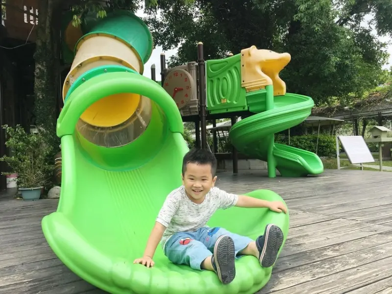 【旅遊】赤腳ㄚ生態農莊|戲水池、沙坑、看小動物、溜滑梯&球池，玩不膩的生態樂園