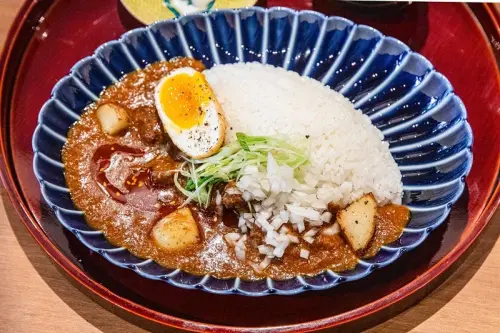 【台北捷運美食】【信義安和站美食】 通庵熟成咖哩.靜置後迷人的焦香、水果甜咖哩,咖哩和湯免費續