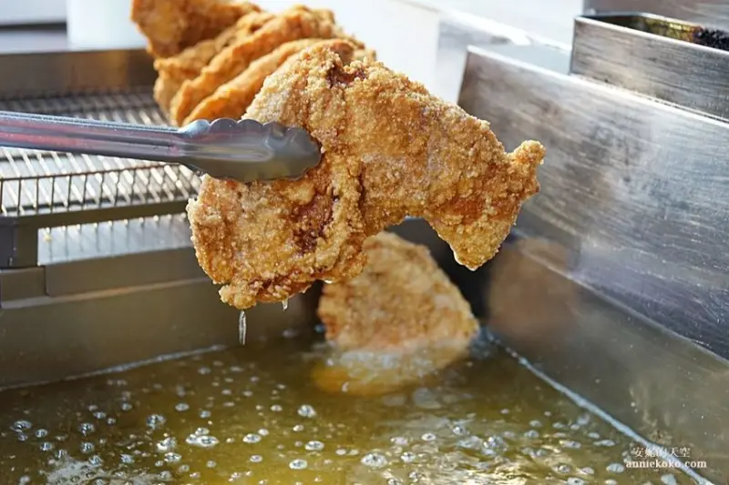 彰化美食 豪哥雞排(二林創始店) 開賣兩小時就賣光光的雞排店 土石流爆漿雞排超威 還有飲料喝到飽 - 安妮的天空