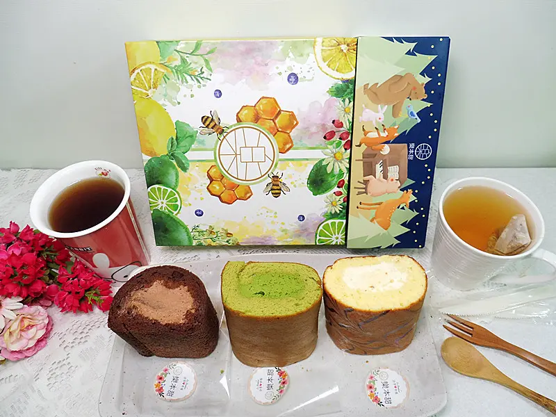 「桃園蛋糕推薦」【樂本甜手作甜點工作室】「樂本甜雙入禮盒」+「巧克力控蛋糕捲」，新鮮柔綿，內餡鮮奶油柔滑細緻，有如絲絹班滑過口舌，每一款蛋糕捲都有自己的特色，超級好吃！