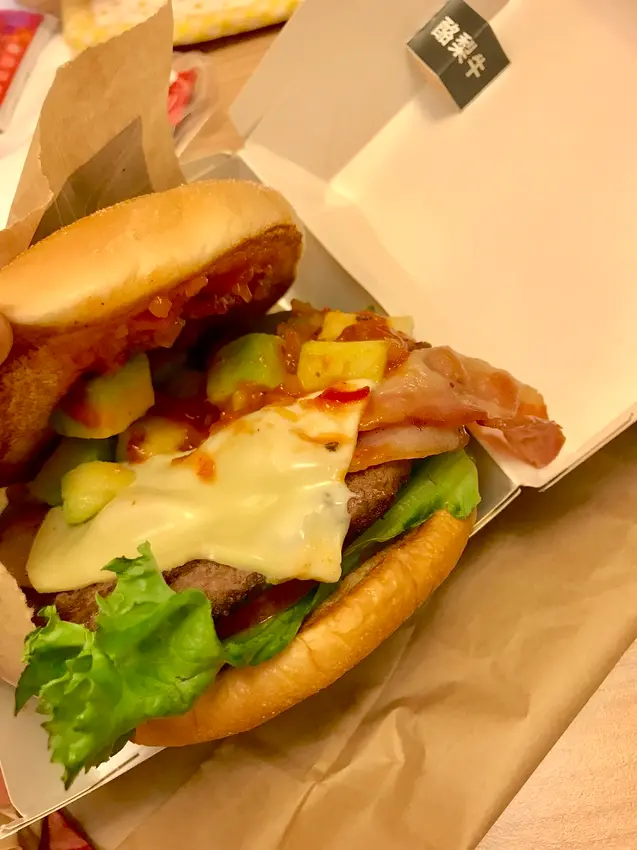 【歡樂送】酪梨安格斯黑牛堡剛吃飽就打心得上來！！！